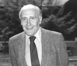 Dr. Oskar Skora